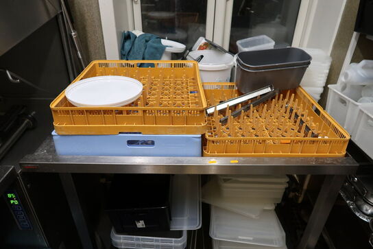 Rustfri stålbord med indhold