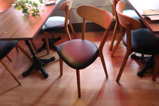 Bord med 4 stk. stole