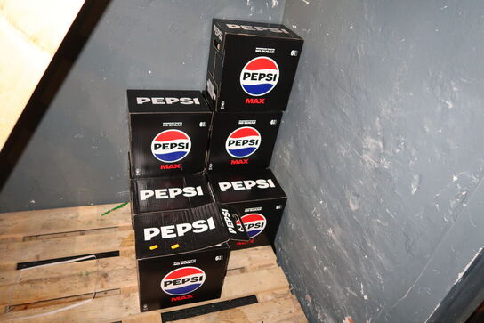 8 kasser sodavand PEPSI MAX (den ene kasser mangler 2 stk)