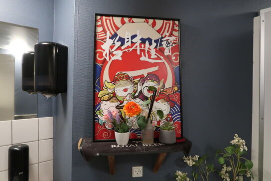 Kunstigplante i krukke samt hylde med indhold