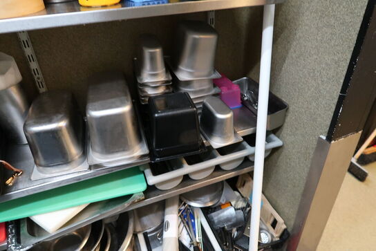 Div. Rustfri stålhylder med indhold