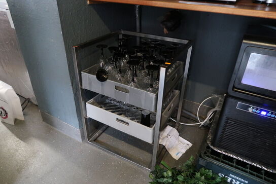 Stikvogn med div. Opvaskebakker med glas m.m.