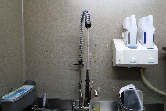 Rustfri stålbord med vask og armatur