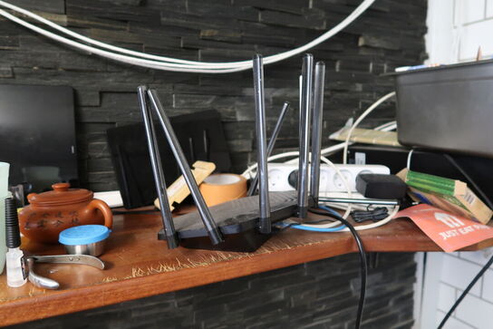 Computer HP, computerskærm SAMSUNG, div. Routere, tastatur m.m.