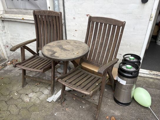 2 stk. havestole samt bord