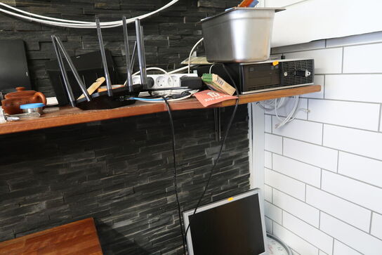 3 stk. træhylder uden indhold