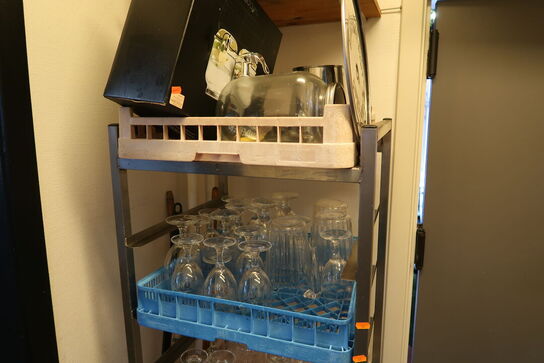 Stikvogn med div. Opvaskebakker med glas m.m.