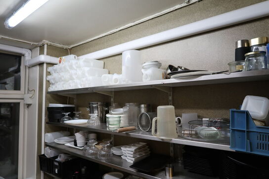 Div. Rustfri stålhylder med indhold