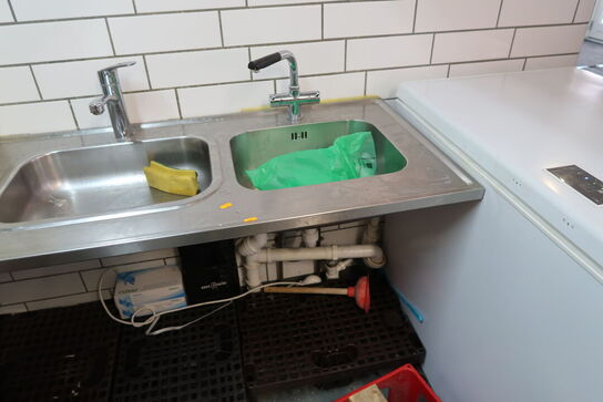Rustfri stålbord med 2 stk. vaske og armatur