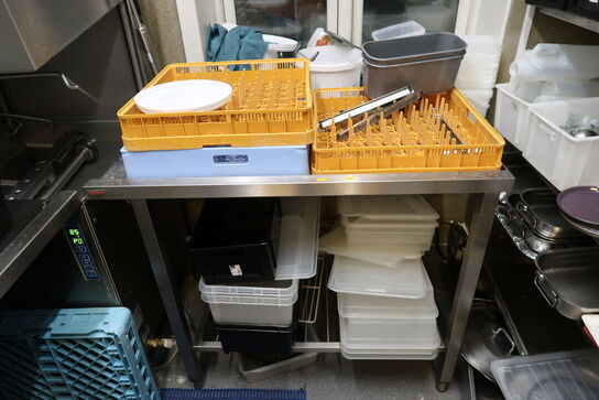 Rustfri stålbord med indhold