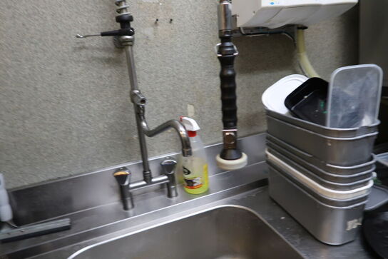Rustfri stålbord med vask og armatur