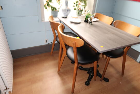 Bord med 4 stk. stole