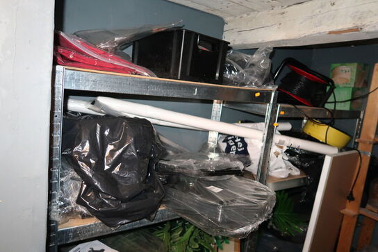 2 stk. reoler med div. Værktøj m.m.