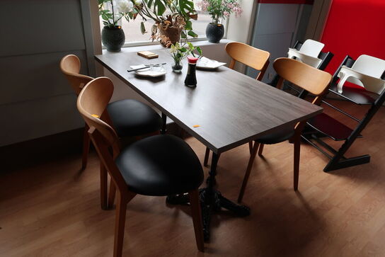 Bord med 4 stk. stole