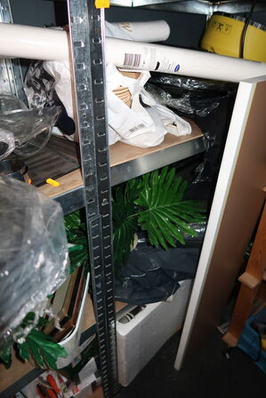 2 stk. reoler med div. Værktøj m.m.