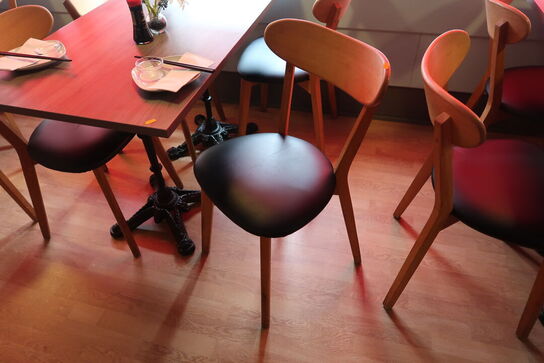 Bord med 4 stk. stole