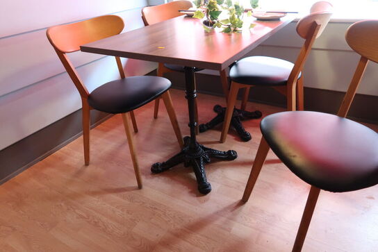 Bord med 4 stk. stole