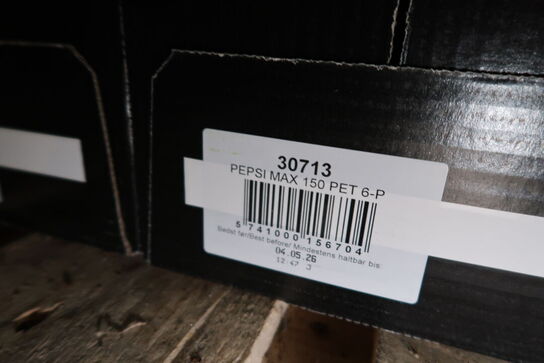8 kasser sodavand PEPSI MAX (den ene kasser mangler 2 stk)