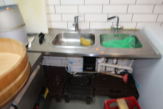 Rustfri stålbord med 2 stk. vaske og armatur