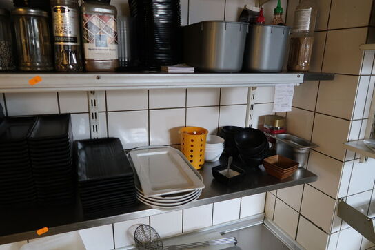 3 stk. rustfri stålhylder med indhold