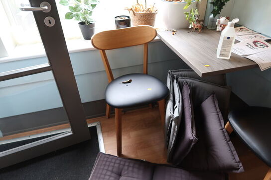 Bord med 2 stk. stole