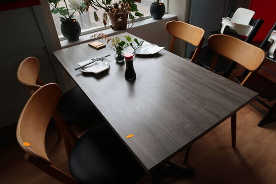 Bord med 4 stk. stole