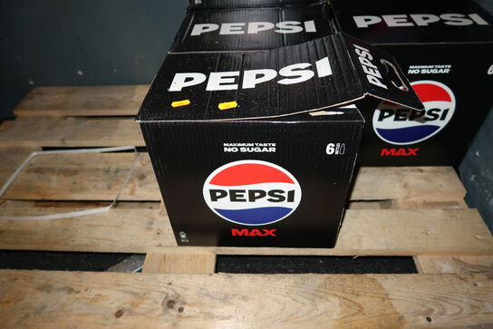 8 kasser sodavand PEPSI MAX (den ene kasser mangler 2 stk)