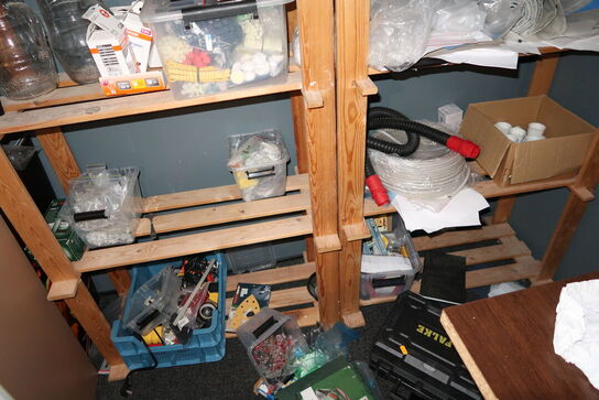 2 stk. reoler med div. Værktøj m.m.