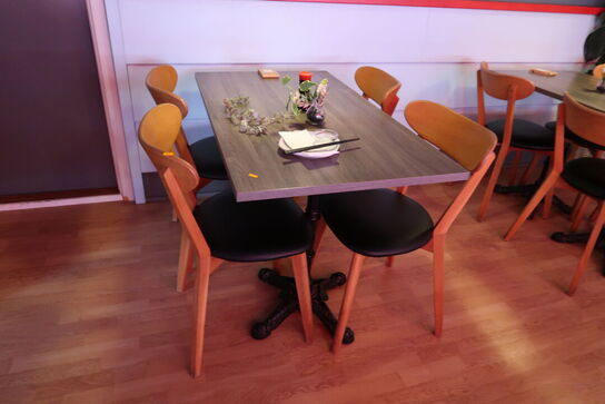 Bord med 4 stk. stole