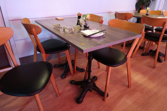 Bord med 4 stk. stole