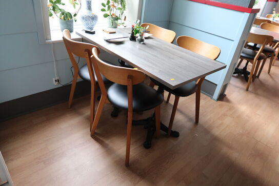 Bord med 4 stk. stole