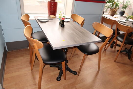 Bord med 4 stk. stole