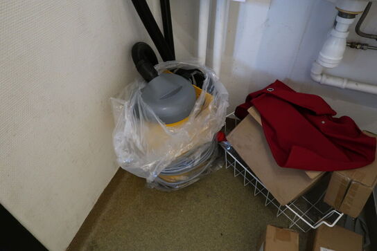 Støvsuger, div. Rengøringsartikler m.m.