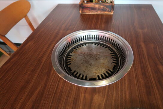 Bord med indbygget grill HNTAI ROASTER med  stk. stole