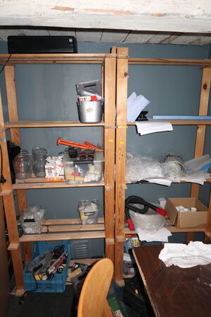 2 stk. reoler med div. Værktøj m.m.