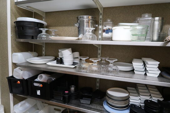 Div. Rustfri stålhylder med indhold