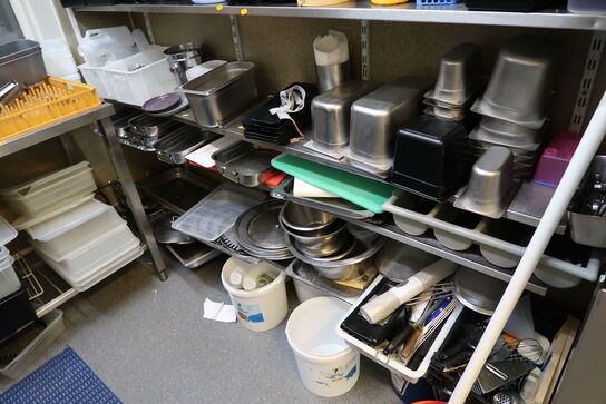 Div. Rustfri stålhylder med indhold