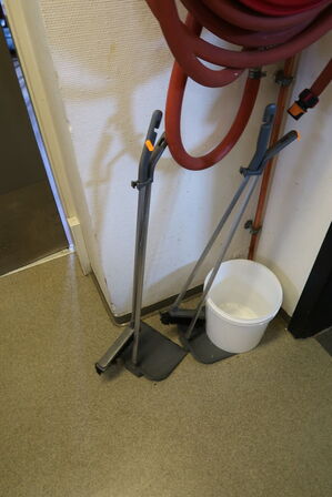 2 stk. koste samt fejebakker