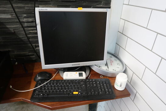 Computer HP, computerskærm SAMSUNG, div. Routere, tastatur m.m.