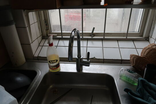 Rustfri stålbord med vask og armatur