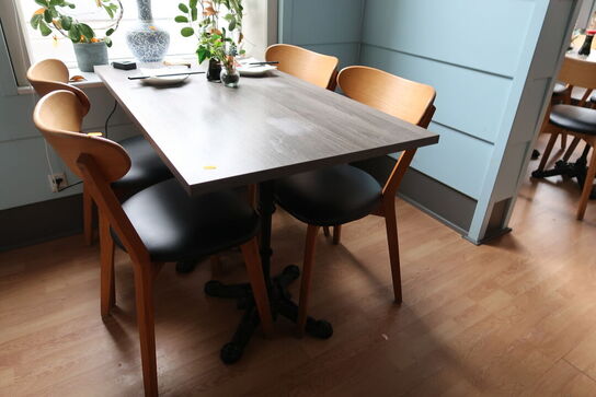 Bord med 4 stk. stole