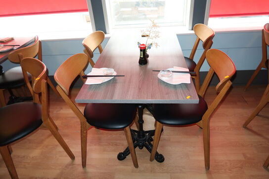 Bord med 4 stk. stole