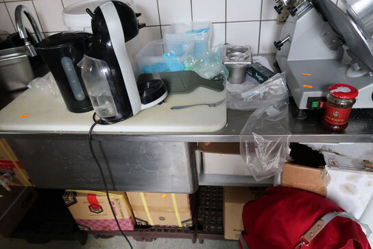 Rustfri stålbord med vask og armatur