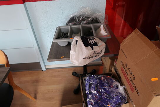 Bord samt wasabi pulver m.m.