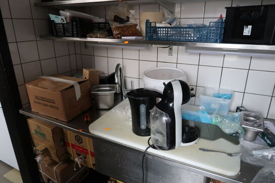 Rustfri stålbord med vask og armatur