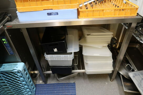 Rustfri stålbord med indhold