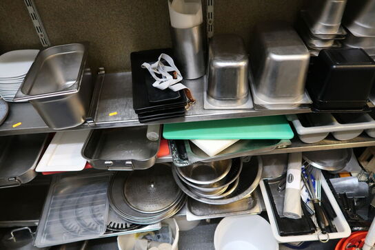 Div. Rustfri stålhylder med indhold