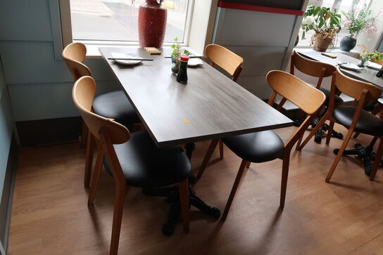 Bord med 4 stk. stole