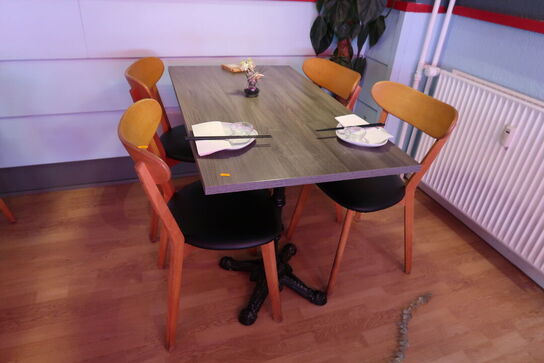 Bord med 4 stk. stole