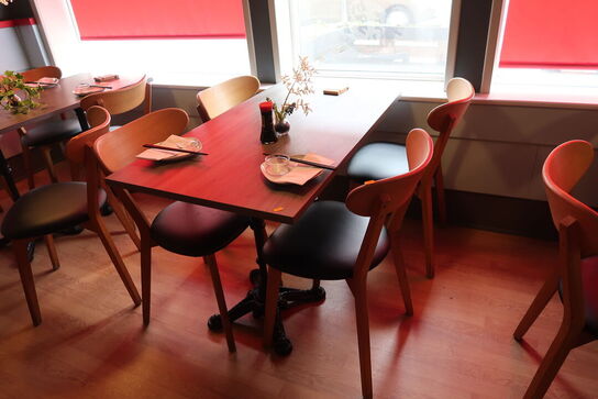 Bord med 4 stk. stole